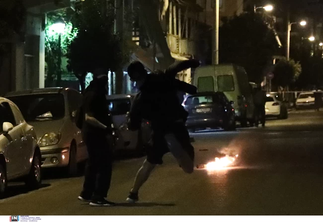 Παύλος Φύσσας: Επεισόδια στη Νίκαια στο τέλος της πορείας με πέτρες και μολότοφ - 8 χρόνια από τη δολοφονία του