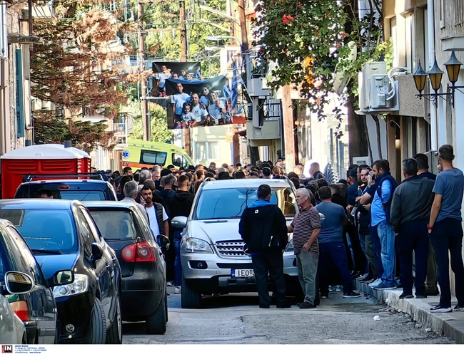 Πένθος στο Ναύπλιο: Συντετριμμένοι οι γονείς στην κηδεία του 14χρονου - Εκατοντάδες μαθητές δίπλα από το λευκό φέρετρο ΝΑΥΠΛΙΟ ΚΗΔΕΙΑ 14ΧΡΟΝΟΥ