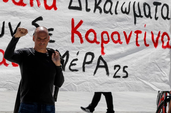 "Ατρόμητος" ο Βαρουφάκης: Στο Σύνταγμα χωρίς μάσκα και με το μπουφάν στον ώμο