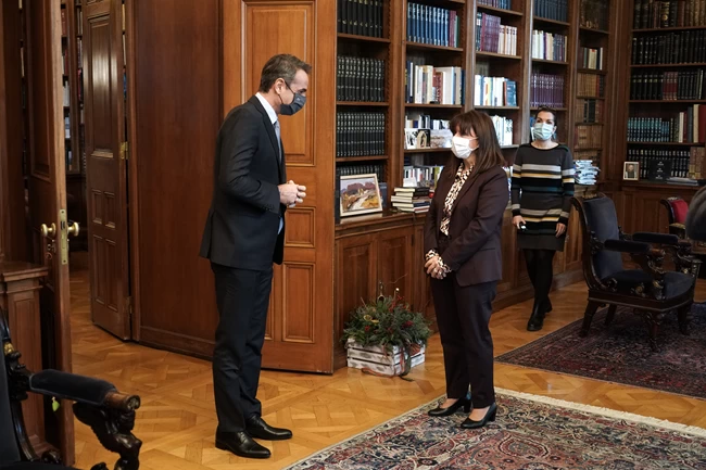 Στις 27 Δεκεμβρίου θα εμβολιαστεί ο Κυριάκος Μητσοτάκης- Το είπε στη Σακελλαροπούλου