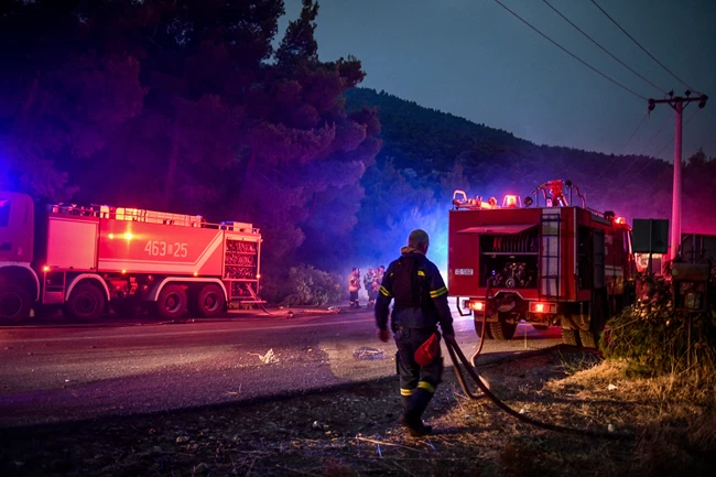 Φωτιά στα Βίλια: Για τέταρτη ημέρα μαίνεται ανεξέλεγκτη - Συνεχείς αναζωπυρώσεις - Εκκενώθηκαν πέντε οικισμοί