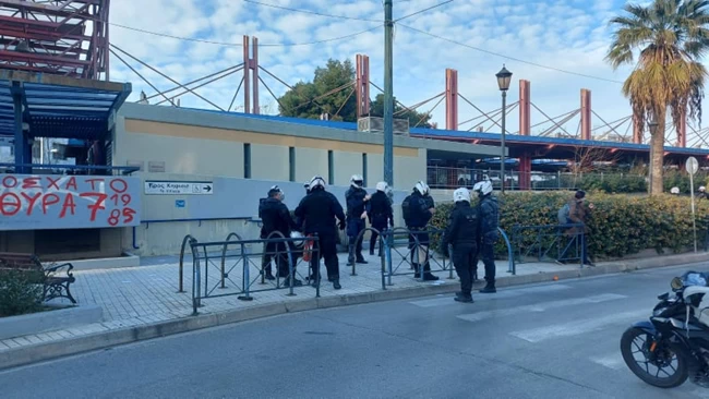 Παρέμβαση αντιεξουσιαστών στα κεντρικά γραφεία της ΝΔ - Πέταξαν τρικάκια και σήκωσαν πανό για τον Κουφοντίνα