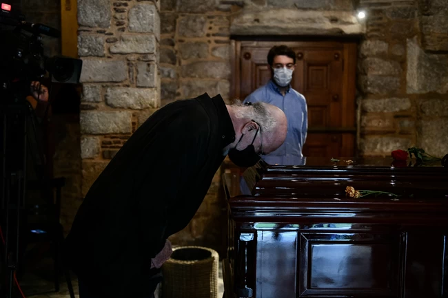 Μίκης Θεοδωράκης: Νταλάρας, Σαββόπουλος, Δεληβοριάς, Πορτοκάλογλου τον αποχαιρέτησαν με υπόκλιση [εικόνες]