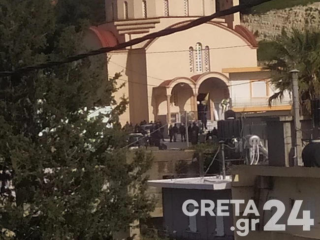 Κρήτη: Σπαραγμός στην κηδεία του 2χρονου Ζαχαρία - "Λύγισαν" όλοι μπροστά στο λευκό φέρετρο και στα λουλούδια με τα στρουμφάκια
