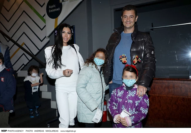 Ιωάννα Μπούκη: Με total white look στο θέατρο με τον Σρόιτερ και τις κόρες τους