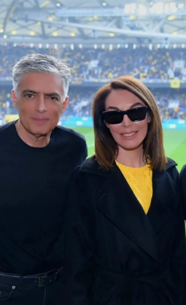 Επίμονη φωτογράφος η Τατιάνα Στεφανίδου: Στο γήπεδο με κίτρινο πλεκτό πουλόβερ, τον γιο της και τον σύζυγό της