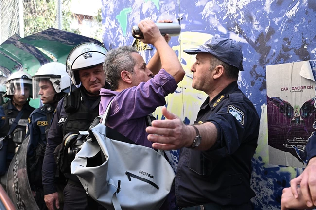 Εξάρχεια: Νέα ένταση μεταξύ κατοίκων και ΜΑΤ για την κοπή των δέντρων – Μια σύλληψη [εικόνες]