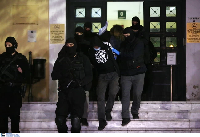 Νέα Σμύρνη: Ποινική δίωξη σε δύο συλληφθέντες για το λιντσάρισμα του αστυνομικού - Κατηγορούνται για 4 κακουργήματα