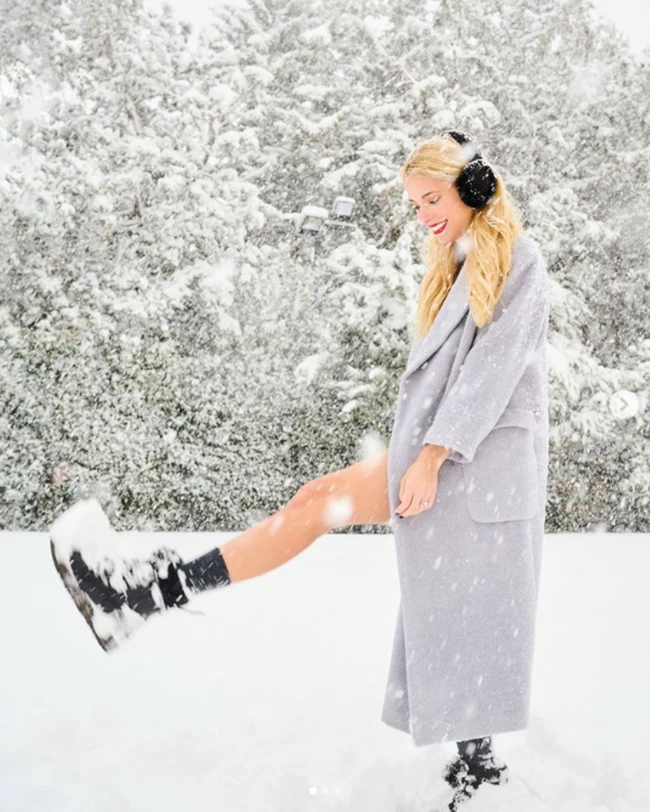 Hot στον χιονισμένο κήπο της η Δούκισσα Νομικού: Βγήκε στα χιόνια μόνο με το παλτό της