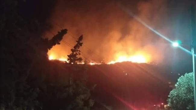 Φωτιά στο Πέραμα: Μία σύλληψη από την Πυροσβεστική - Ολονύχτια μάχη με τις φλόγες