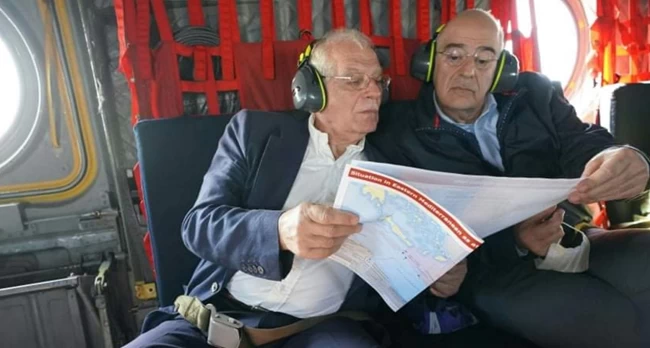 Φωτογραφία όλο νόημα: Ο Δένδιας και ο Μπορέλ μέσα στο Σινούκ κοιτάζουν τον χάρτη της Αν. Μεσογείου