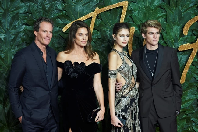 Ετσι ζουν τα supermodels: Δείτε το "στιλάτο, κομψό και φωτεινό" σπίτι της Σίντι Κρόφορντ