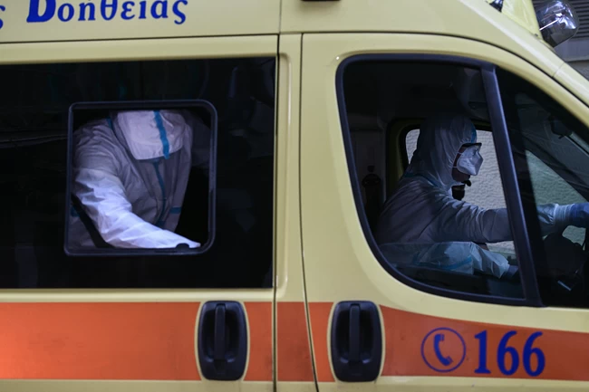 Λαμία: Αγωνία για τον 15χρονο που παραμένει στην εντατική μετά την ανακοπή στο σχολείο - "Μάχη" δίνουν οι γιατροί
