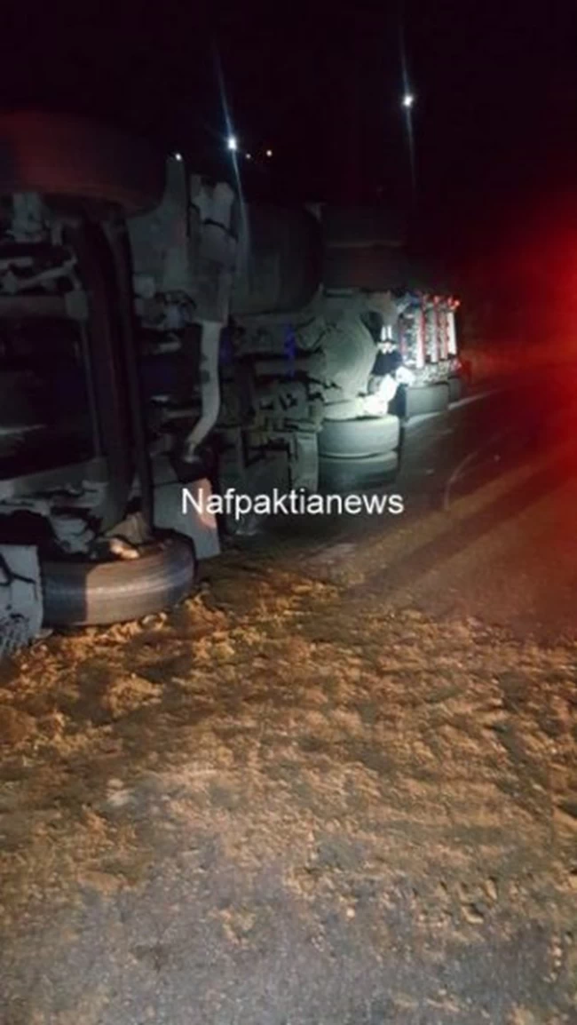 Εκτροπή νταλίκας με ζαχαρωτά τα ξημερώματα στη Φωκίδα - Τραυματίστηκε ο οδηγός