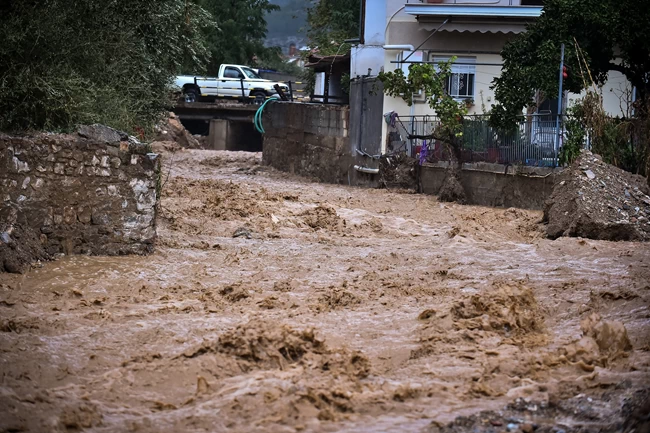 Εικόνες χάους από την κακοκαιρία Elias στην Εύβοια: Απαγόρευση κυκλοφορίας σε Ασμήνι, Πευκί, Αρτεμίσιο και Γούβες
