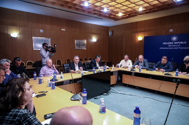 Τέλος Μαρτίου η επανεκκίνηση των σιδηροδρομικών μεταφορών - Με εγγυήσεις ασφάλειας και δύο σταθμάρχες σε κάθε σταθμό