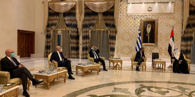 Ο Γεωργιάδης απαντά στη Αυγή, γιατί φωτογράφιζε τους... πολυελαίους στο Άμπου Ντάμπι