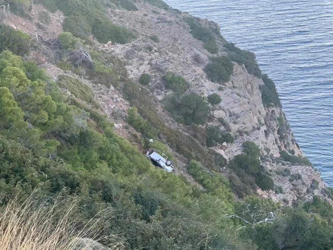 Κερατέα - Αυτοκίνητο στον γκρεμό
