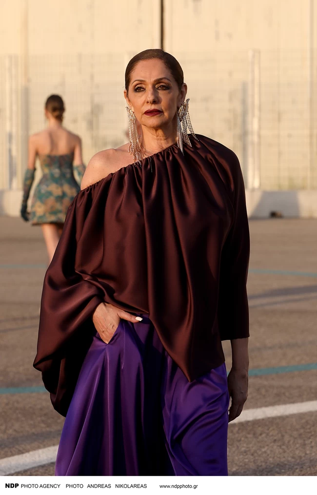 Βίκυ Κουλιανού: Η βραδινή εμφάνιση με μίνι κρουαζέ φόρεμα, μπλέιζερ, φλατ σανδάλια με κρύσταλλα και YSL τσάντα