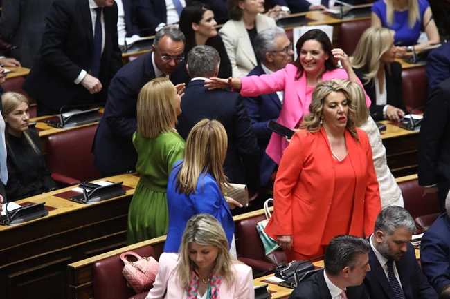 Color blocking στη Βουλή: Οι μονοχρωμίες, τα baby blue, τα ντραπέ και το αδιαπραγμάτευτα στιλάτο total black