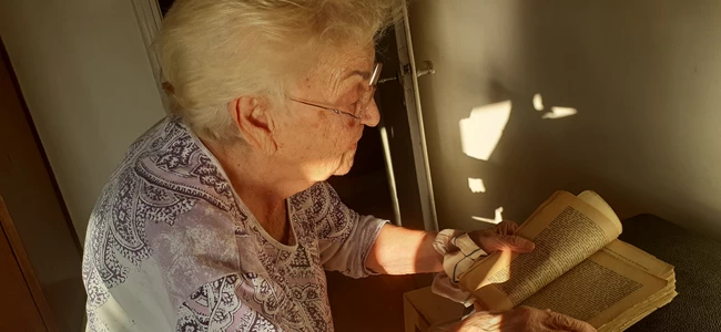 Θεσσαλονίκη: Η 92χρονη "βιβλιοφάγος" Ιουλία Ταλιαδώρου που μας βάζει τα γυαλιά