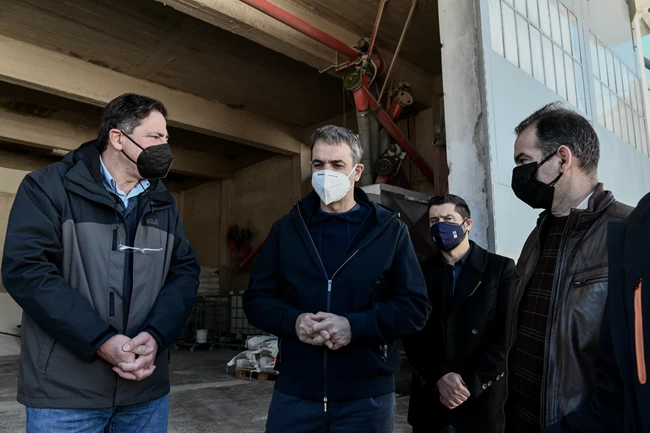 Μητσοτάκης: Στήριξη από το κράτος όσο διαρκεί η ενεργειακή κρίση - Επίσκεψη σε πτηνοτροφική μονάδα στα Μέγαρα