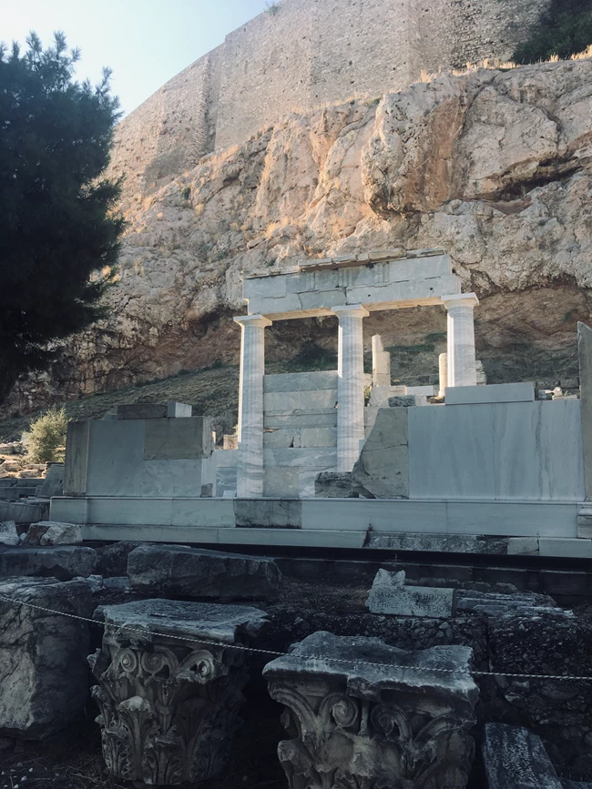 Ακρόπολη: Ένα σούπερ μοντέρνο έργο σύγχρονης τέχνης, κρυμμένο στους πρόποδες του Ιερού Ναού