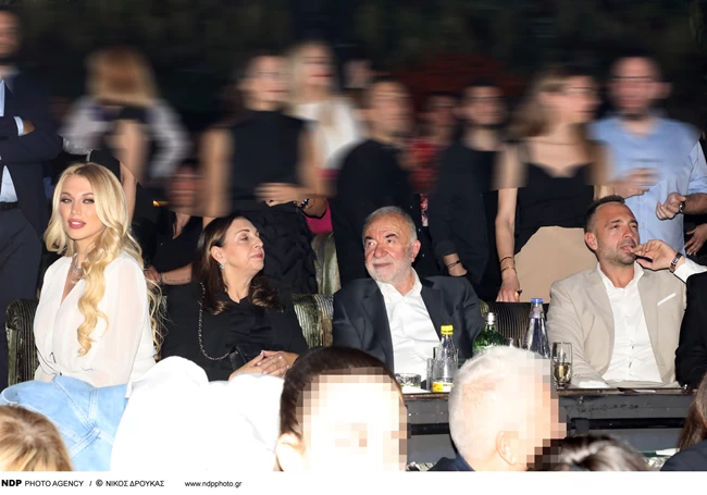 Κωνσταντίνα Σπυροπούλου: Η σπάνια βραδινή έξοδος με την πεθερά της - Η αμηχανία και οι πόζες