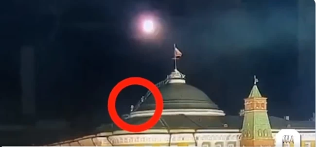 Ανθρωποι στη στέγη του Κρεμλίνου