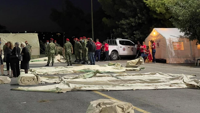 Σεισμός στην Κρήτη: Δύσκολη νύχτα στο Αρκαλοχώρι - Στήθηκαν οι πρώτες σκηνές [Εικόνες-Βίντεο]