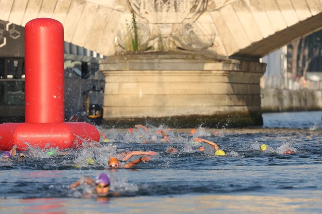 Κολύμβηση για πρώτη φορά έπειτα από 100 χρόνια στον Σηκουάνα ενόψει Ολυμπιακών Αγώνων: Αθλήτριες ή πειραματόζωα;