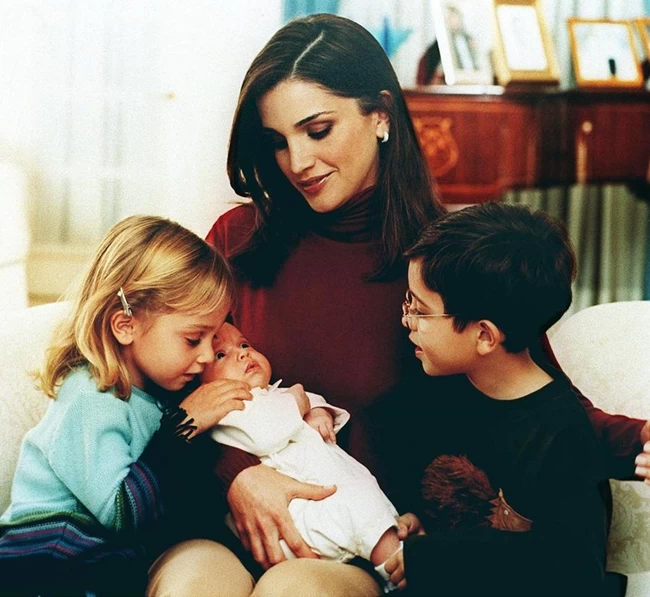 QUEEN RANIA