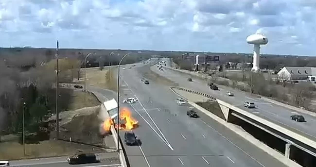 Απίστευτο τρακάρισμα σε αυτοκινητόδρομο πάνω σε γέφυρα: Φορτηγό φλέγεται αλλά ο οδηγός βγαίνει σώος [Βίντεο]