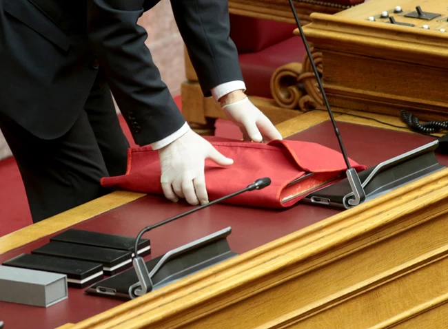 Με αντισηπτικά και γάντια η ορκωμοσία της Κατερίνας Σακελλαροπούλου στη Βουλή