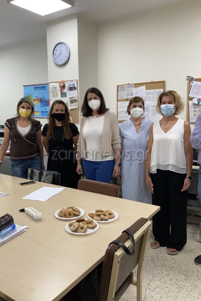 Χανιά: Αιφνιδιαστική επίσκεψη Κεραμέως - Η διασπορά του κορονοϊού στον σχολικό πληθυσμό έχει πέσει από το 1% στο 0,2%