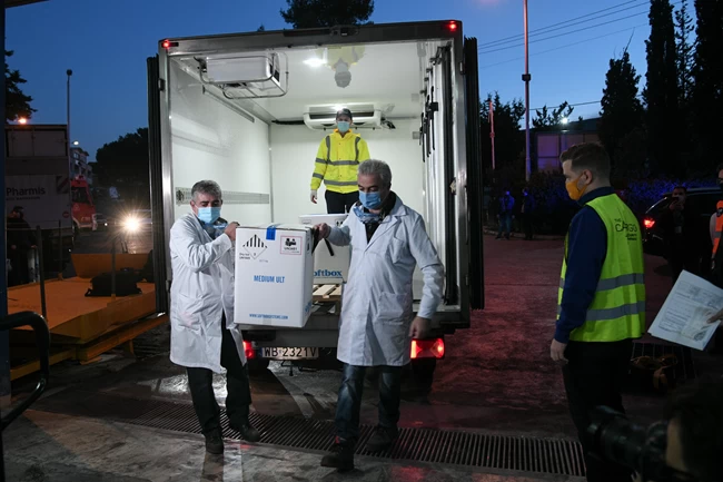 Επιχείρηση "Ελευθερία": Αύριο ξεκινούν οι εμβολιασμοί - Οι πρώτες εικόνες από την άφιξη των εμβολίων