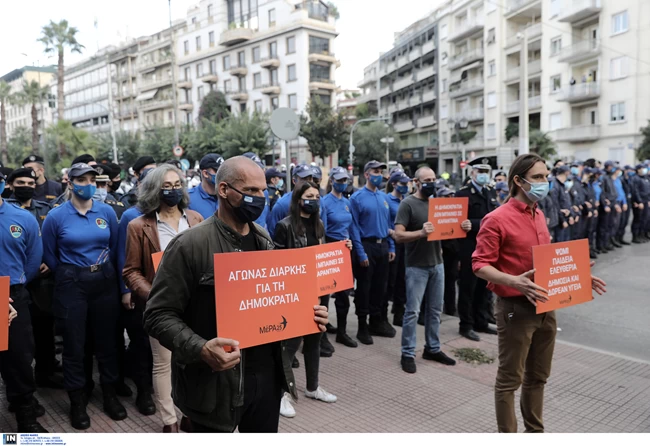 Σόου Βαρουφάκη: Εκανε πορεία από το Πολυτεχνείο, τον σταμάτησαν πρίν την Πρεσβεία των ΗΠΑ- "Να με συλλάβετε" παρακαλούσε