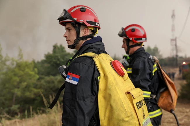 Φωτιά στην Εύβοια: Στη μάχη της Αβγαριάς μαζί Έλληνες, Σλοβένοι και Σέρβοι πυροσβέστες [εικόνες - βίντεο]