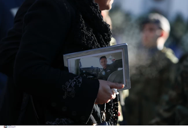 Τραγικές φιγούρες οι γονείς του υποσμηναγού Τουρούτσικα - Με φωτογραφία του στα χέρια η μητέρα [εικόνες]