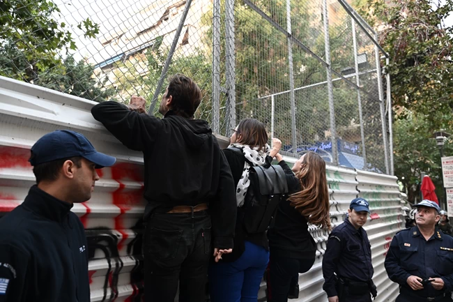 "ΑΝΤΑΡΣΥΑ" στα Εξάρχεια: Η διαμαρτυρία (δήθεν) για τα δέντρα που κόβονται- Ποιοι δεν θέλουν το Μετρό και ο "επαμφοτερίζων" Χάρης Δούκας