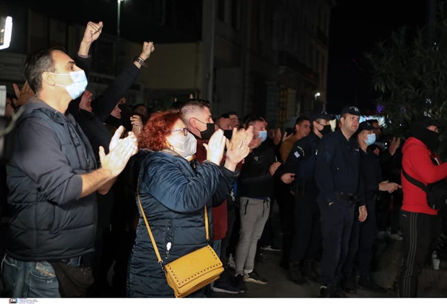 Πέραμα: Ελεύθεροι οι επτά αστυνομικοί και οι δύο ανήλικοι Ρομά - Χειροκροτήματα έξω από τα δικαστήρια Πειραιά [Βίντεο]