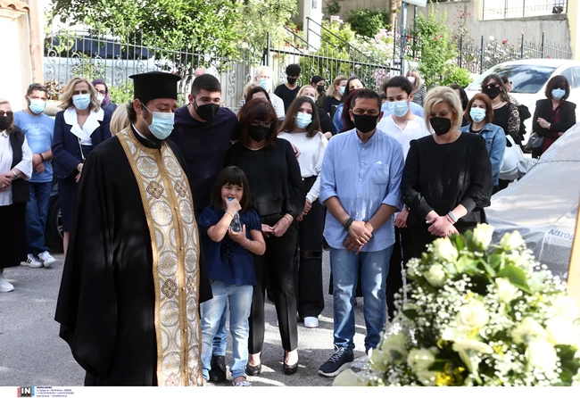 Θλίψη και συγκίνηση στο μνημόσυνο του Γιώργου Καραϊβάζ - Συντετριμμένοι η γυναίκα του και ο γιος του