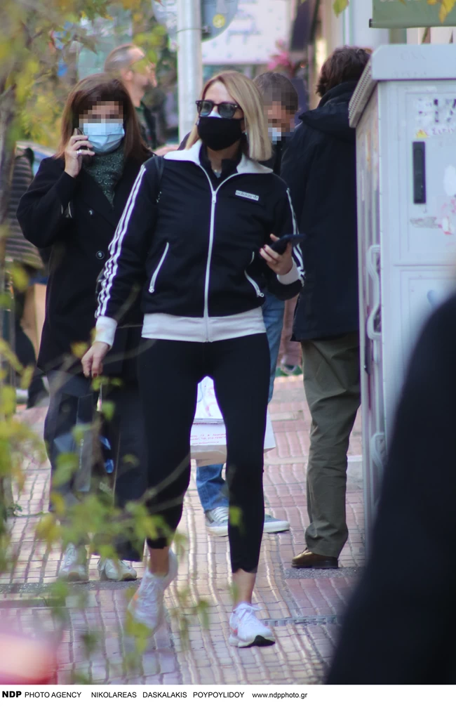 Τζένη Μπαλατσινού: Στιλάτη αθλητική εμφάνιση με κολάν και sneakers [εικόνες]
