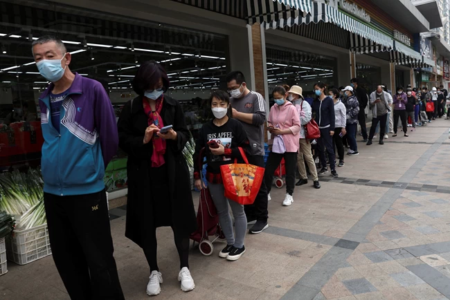 Κορονοϊός: Φόβοι για lockdown τύπου Σανγκάης και στο Πεκίνο - Απομόνωσαν 10 κτίρια, ουρές για τρόφιμα [εικόνες]