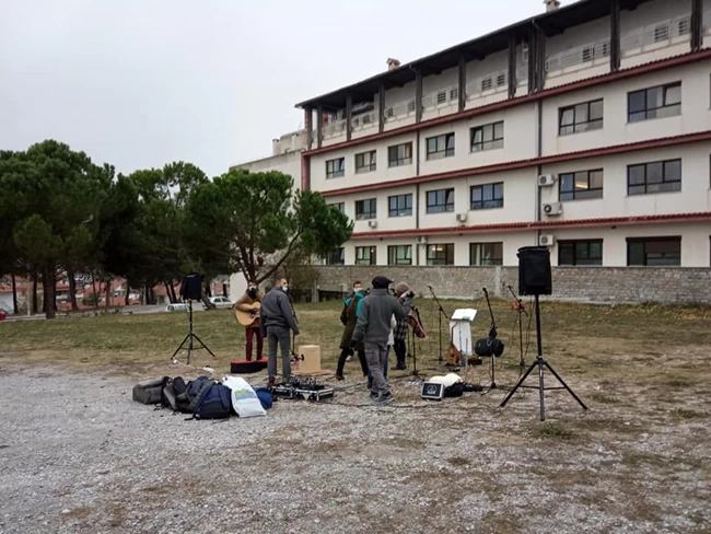 Κορονοϊός: Έπαιξαν μουσική έξω από το "Παπαγεωργίου" για ασθενείς και προσωπικό [Εικόνες]