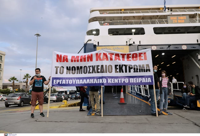 Δεμένα τα πλοία στα λιμάνια - 24ωρη απεργία παρά την απόφαση του Πρωτοδικείου Πειραιά