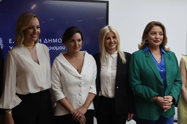 Γκερέκου, Κεφαλογιάννη, Ράπτη: Στιλάτες στο υπουργείο Τουρισμού - Το color blocking και το κλασικό μαυρόασπρο