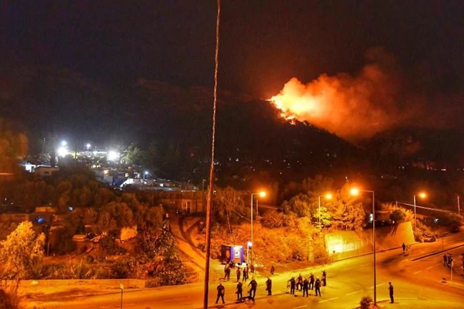 Συναγερμός για φωτιά στη Σάμο, κοντά στο κέντρο υποδοχής προσφύγων [Εικόνες - Βίντεο]