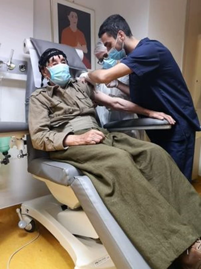 Προχωρούν οι εμβολιασμοί στους άνω των 85 ετών: 100χρονος από την Κρήτη, ο μεγαλύτερος σε ηλικία