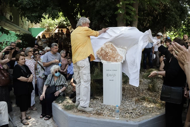 Μια μίνι-συναυλία στα αποκαλυπτήρια του αγάλματος της Αρλέτας στα Εξάρχεια